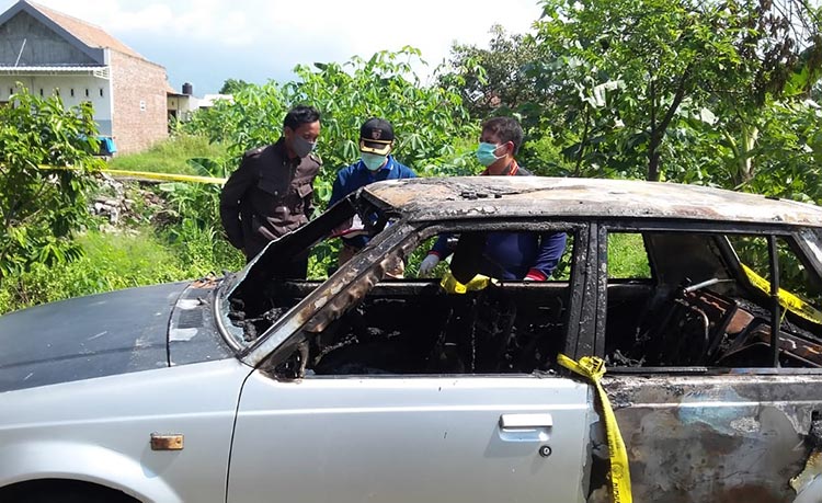 Tim Labfor, Kompol Agus Santoso langsung melakukan olah TKP beserta 2 anggota yang langsung turun dari Polda Jatim. (foto: ANDY F/ BANGSAONLINE)