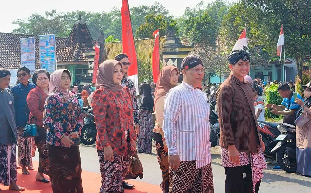 Ketua DPRD Kabupaten Kediri Murdi Hantoro (baju putih) dan Plt. Kepala Disparbud Kabupaten Kediri Mustika Prayitno Adi saat ikut kirab. Foto: MUJI HARJITA/ BANGSAONLINE