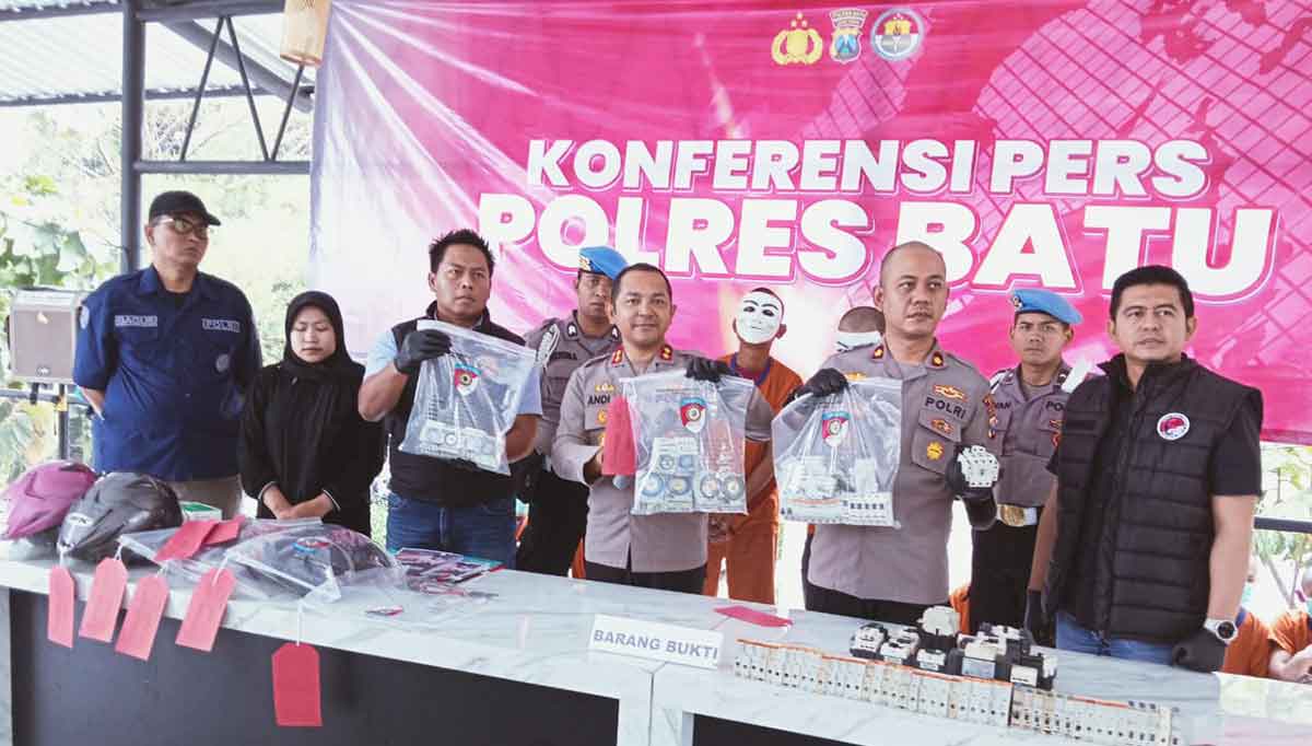 Konferensi pers terkait pencurian komponen PJU di Mapolres Batu.