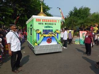 REPLIKA MASJID – Salah satu peserta Pawai Taaruf saat melintasi jalan protokol di Kota Mojokerto, Sabtu (25/10/2014). foto: rochmad aris/BangsaOnline