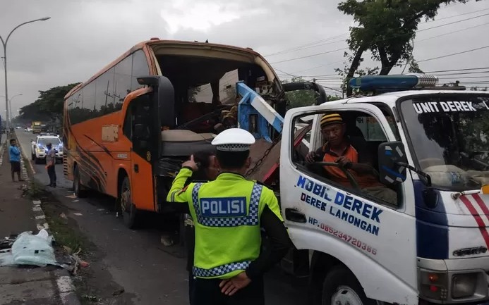Bus PO Setiawan saat proses evakuasi