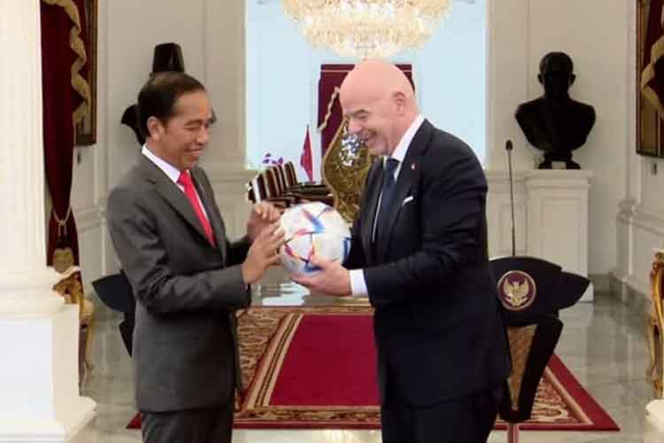 Presiden Joko Widodo menerima cendera mata berupa bola Al Rihla yang akan digunakan di Piala Dunia 2022 Qatar dari Presiden FIFA, Gianni Infantino di Istana Merdeka, Jakarta, Selasa (18/10/2022). Foto : Tangkapan Layar Youtube Sekretariat Presiden.