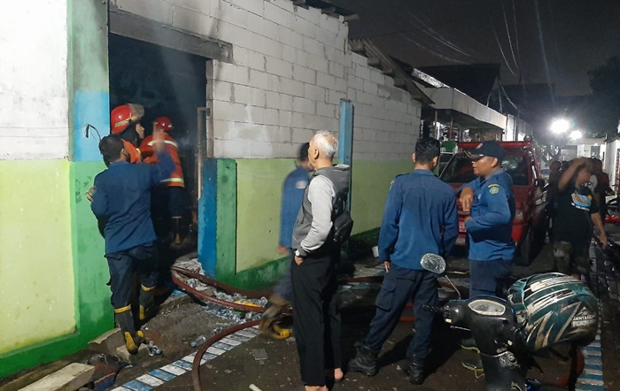 Para petugas PMK usai berhasil memadamkan kobaran api.