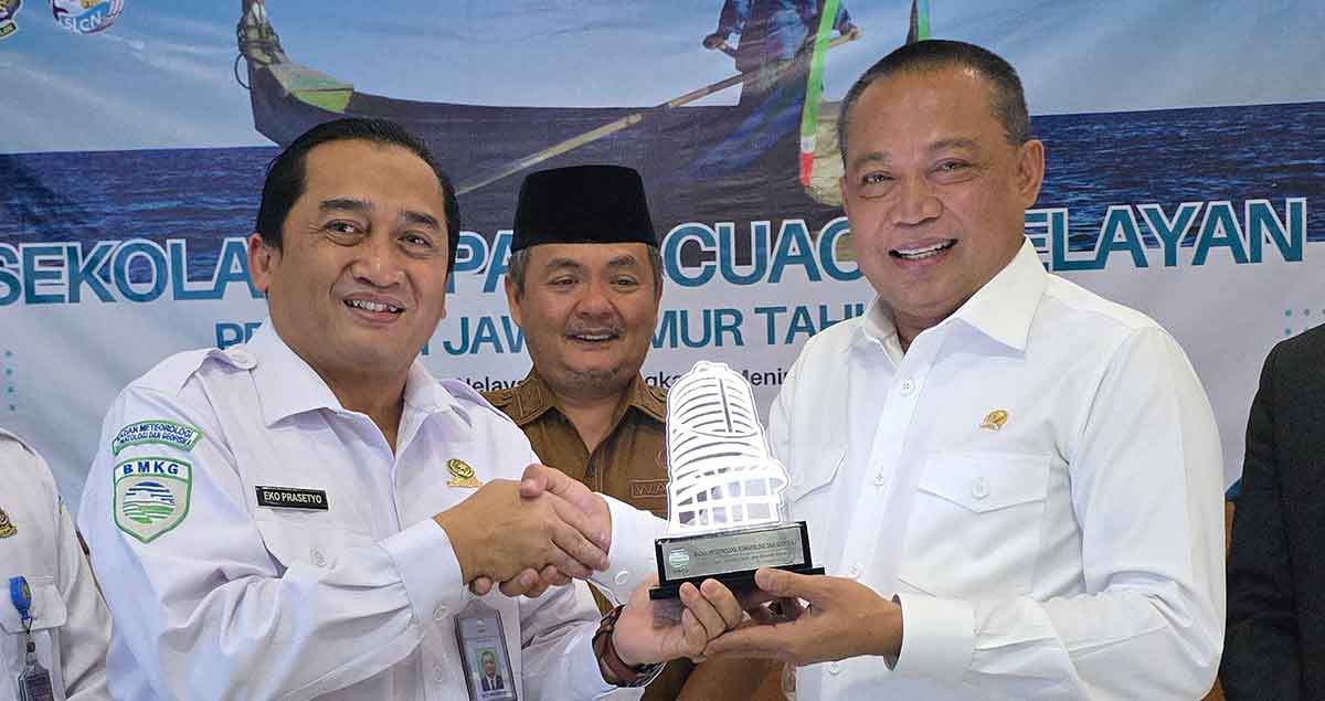 Anggota Komisi V DPR RI, Syafiuddin, saat bersama Direktur Meteorologi Maritim BMKG, Eko Prasetyo, dalam SLCN atau Sekolah Lapang Cuaca Nelayan di Bangkalan.