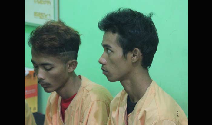 Inilah kedua tersangka saat menjalani pemeriksaan oleh petugas kepolisian. foto: SUWANDI/ BANGSAONLINE