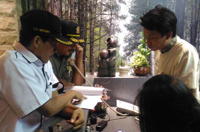 Petugas Satpol PP Kota Malang dan PPNS saat menegur pijat refleksi "Kayu Putih" di Jl. Letjen S. Parman Blimbing Kota Malang yang beroperasi melebihi batas waktu, Senin (28/05). foto: IWAN/ BANGSAONLINE