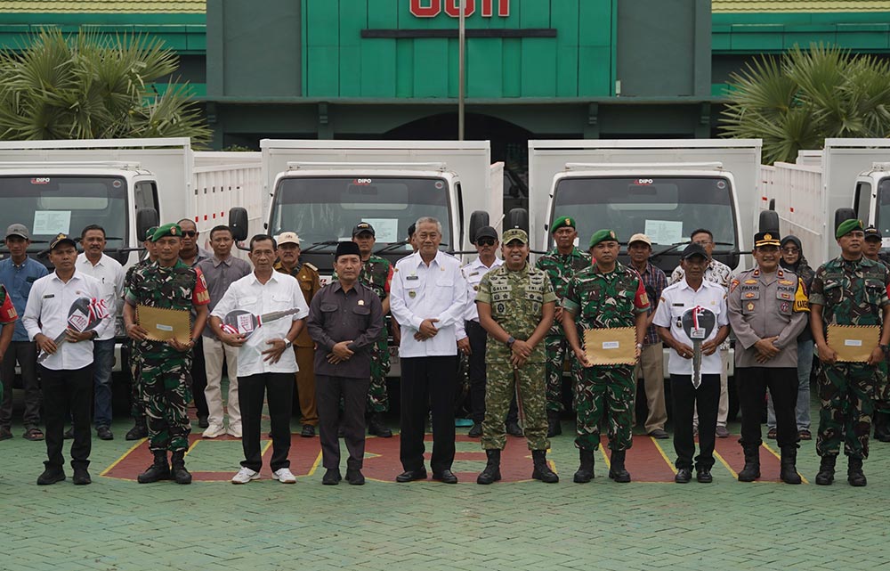 Wakil Bupati Tuban Joko Sarwono bersama Dandim 0811 dan jajaran forkopimda saat menyerahkan mobil truk operasional KDKMP di Tuban.
