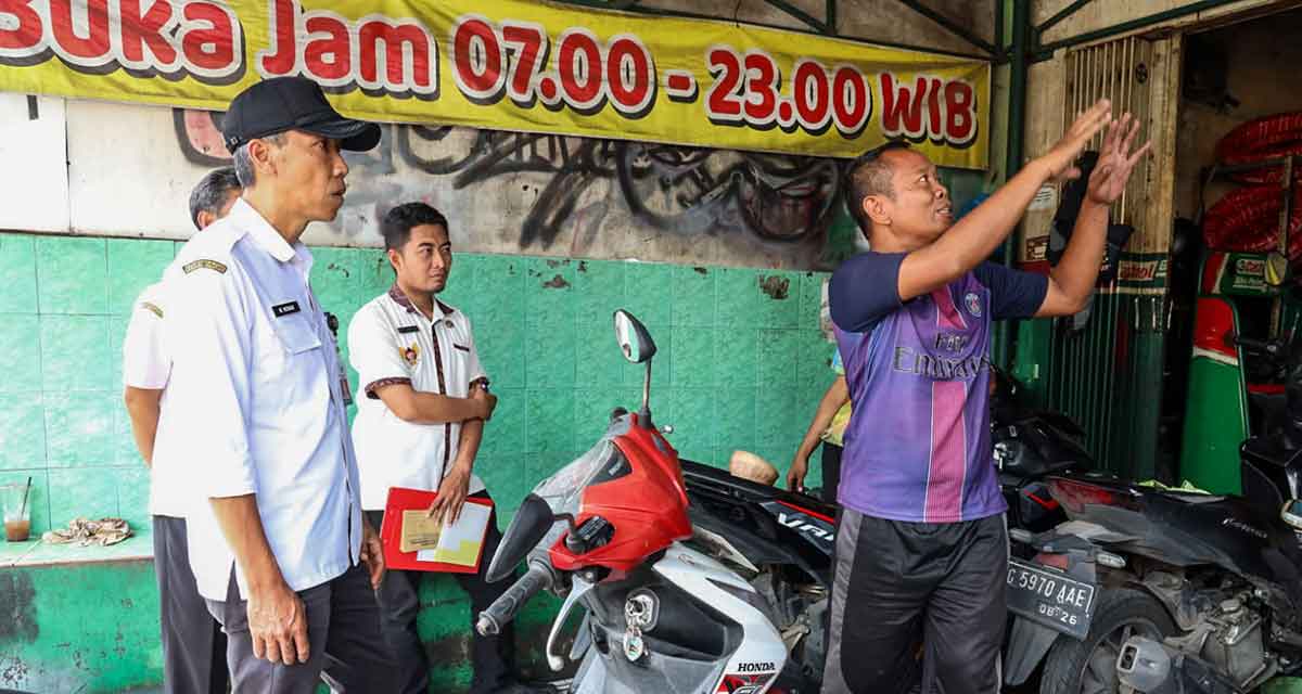 Kepala Disperdagin Kota Kediri, Moh. Ridwan, saat berada di salah satu bengkel. Foto: Ist