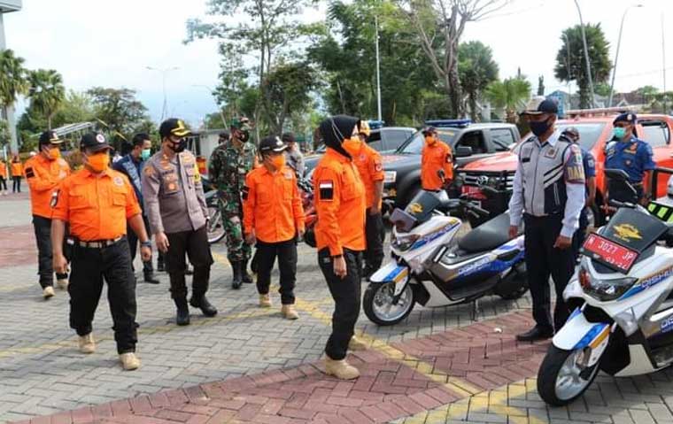 Wali Kota Dewanti Rumpoko saat mengecek pasukan saat apel kesiapsiagaan penanganan bencana di Kota Batu, belum lama ini.