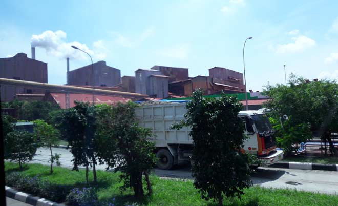 Salah satu industri yang berdiri di Kabupaten Gresik. foto: syuhud/ BANGSAONLINE