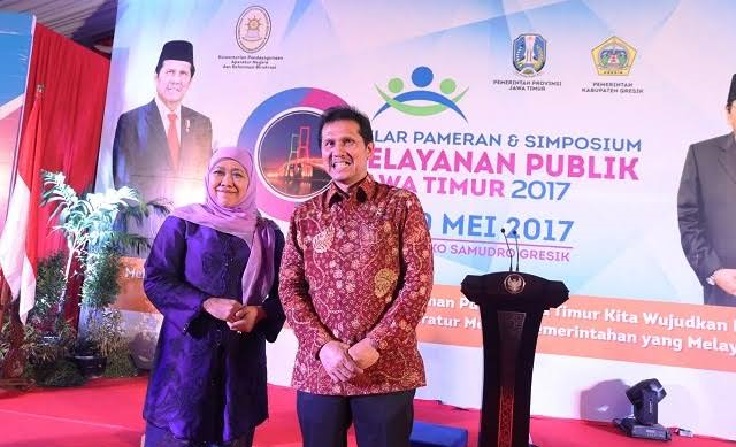 Dr. Asman Abnur, S.E., M.Si., Ketua IKA UA Komisariat Pascasarjana Unair dalam satu kegiatan bersama Khofifah Indar Parawansa. foto: istimewa.