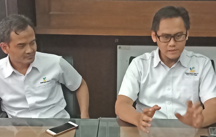 Arik, Korwil I Pendamping PKH (kanan) didampingi Agus, Korwil II pendamping PKH memberi keterangan pers terkait kedatangan Khofifah dalam rapat koordinasi PKS se-Jatim di Trawas, Mojokerto. Foto: DIDI R/BANGSAONLINE