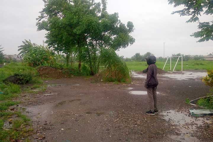 Warga menunjukkan TKP jambret.