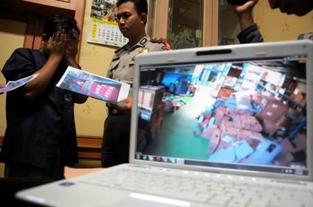 Pelaku dan hasil rekaman CCTV. Foto:rusmiyanto/BANGSAONLINE