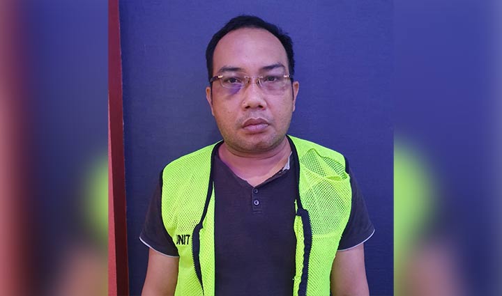Yus Eriyanto, tersangka pengedar sabu saat diamankan di Mapolrestabes Surabaya.