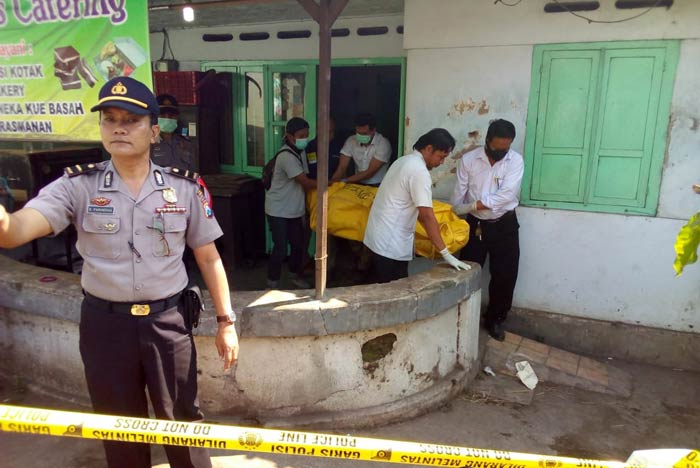 Petugas hendak mengevakuasi mayat korban. (foto: fuad/bangsaonline)