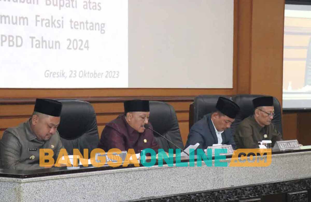 Pimpinan DPRD Gresik dan Bupati Gresik, Fandi Akhmad Yani, saat rapat paripurna. Foto: SYUHUD/BANGSAONLINE