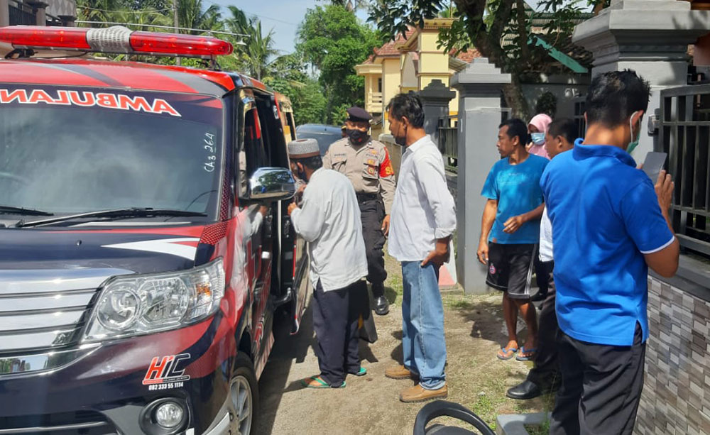 Khoirudin akhirnya berhasil diamankan dan langsung dibawa ke RSJ Lawang menggunakan ambulans.