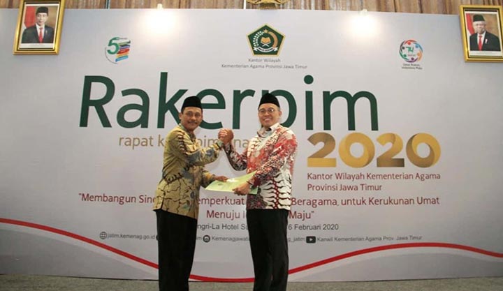 Kakanwil Kemenag Jatim Ahmad Zayadi bersama Kabag TU Kemenag Jatim Moch. Amin Mahfud.