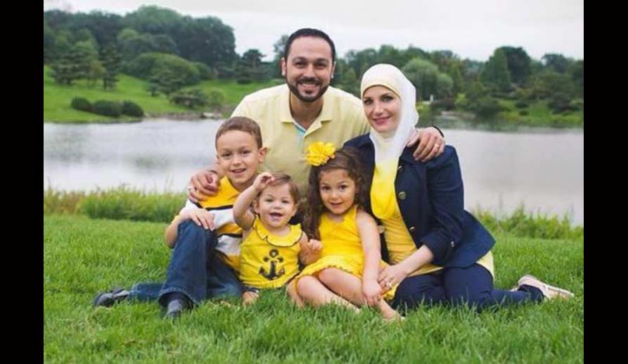 Keluarga muslim ini dikeluarkan dari pesawat United Airlines.