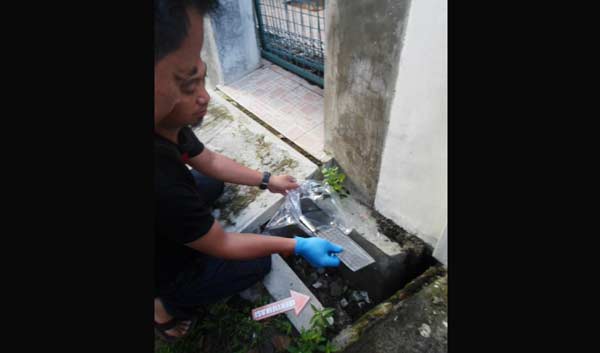 Petugas saat melakukan olah TKP