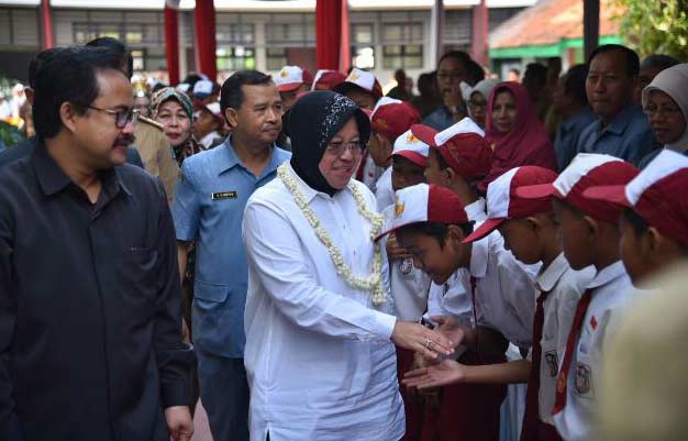 Wali Kota Surabaya saat meresmikan SMPN 56.