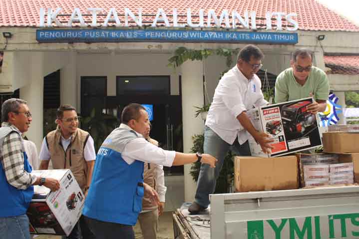 Perwakilan DRPM ITS, Ika ITS, dan YMI ITS saat melakukan proses pemuatan barang yang akan disalurkan ke daerah pascabencana di Aceh Tamiang. (Ist)