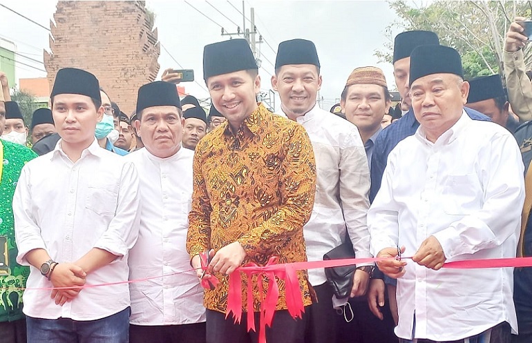 Wakil Gubernur Jawa Timur, Emil Elestia5nto Dardak secara resmi membuka bazar Kongres III Pergunu yang digelar di Kampus Institut Pesantren KH Abdul Chalim (IKHAC).