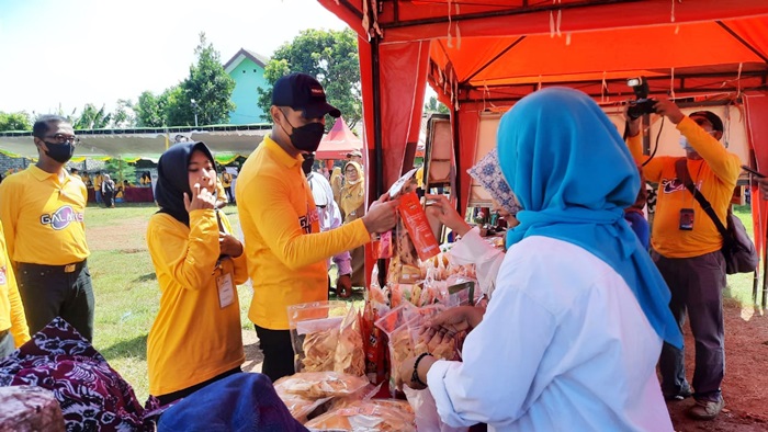 Bupati Lindra sedang membeli produk siswa di salah satu stan.