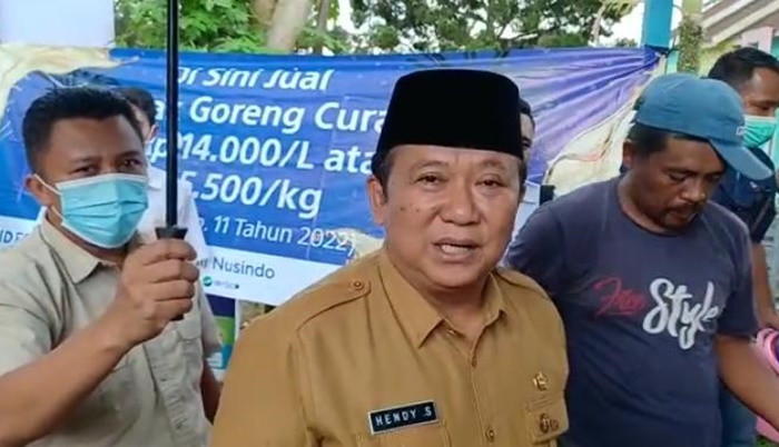 Bupati Jember Hendy Siswanto saat meninjau Operasi Pasar Minyak Curah yang dikemas dengan Safari Ramadan.