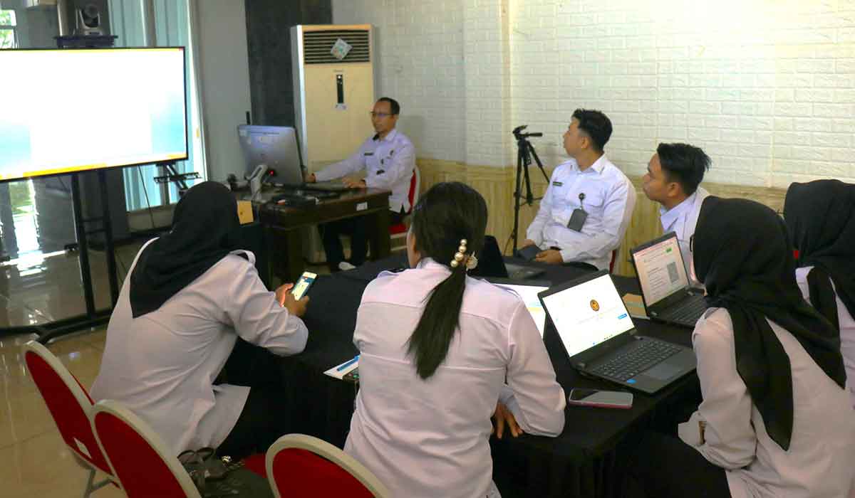 Para operator di masing-masing bidang Lapas Pemuda Kelas IIA Madiun mengikuti sosialisasi aplikasi Srikandi.