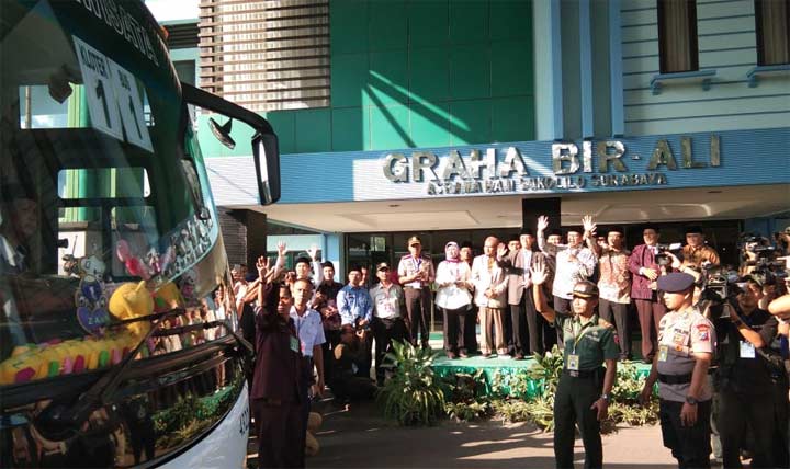 Menteri Agama Lukman Hakim Saifuddin saat memberangkatkan Kloter pertama saat musim haji tahun 2018. foto: YUDI ARIANTO/ BANGSAONLINE