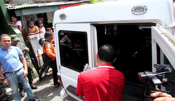 Mayat perempuan saat dibawa untuk diotopsi. foto: suarasurabaya.net