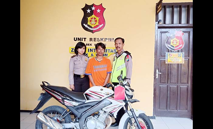 Tersangka dengan barang bukti berupa sebuah sepeda motor.
