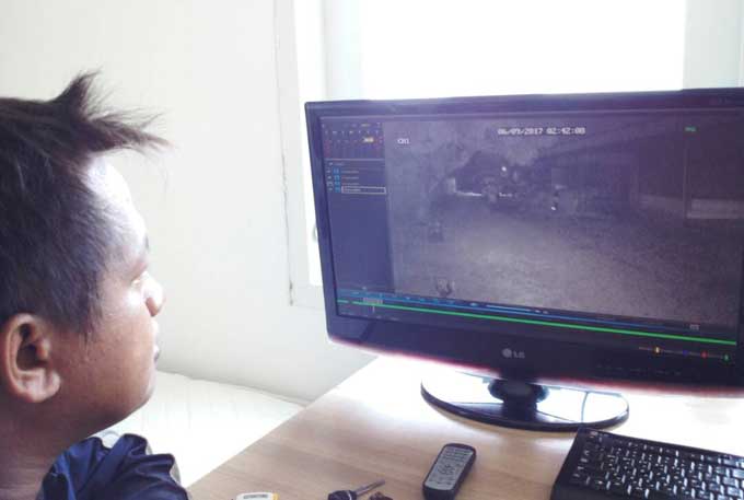 Rekaman CCTV saat diputar ulang melihat aksi para pelaku pencurian forklift, Sabtu (10/6/2017).
foto: ROMZA/ BANGSAONLINE