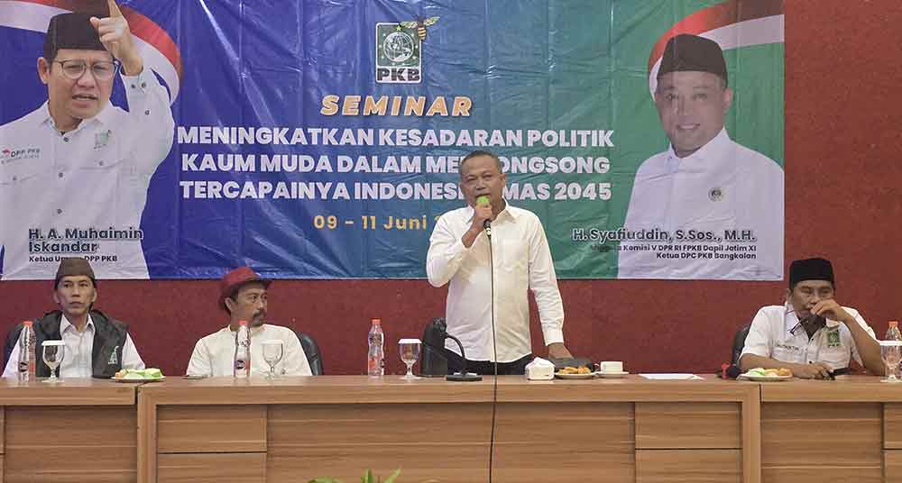 Ketua DPC Bangkalan, Syafiuddin (dua dari kanan) saat menyampaikan materinya di hadapan Milenial dan Gen Z. (Ist)