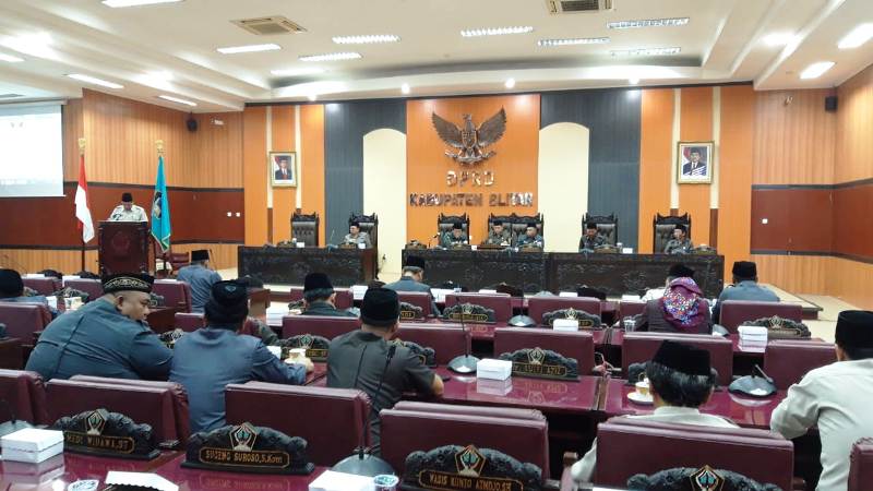Rapat paripurna DPRD Kabupaten Blitar ini dihadiri Bupati Blitar Rijanto. 