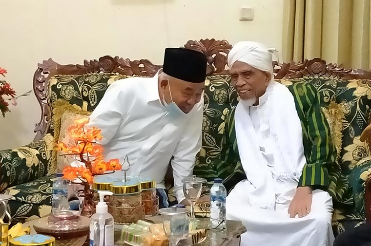 Prof. Dr. KH. Asep Saifuddin Chalim, M.A. (kiri) bersama Tuan Guru H. Turmudzi Badaruddin, Rais Syuriah PWNU Nusa Tenggara Barat (NTB) yang juga pengasuh Pondok Pesantren Qomarul Huda NTB. foto: mma/ bangsaonline.com