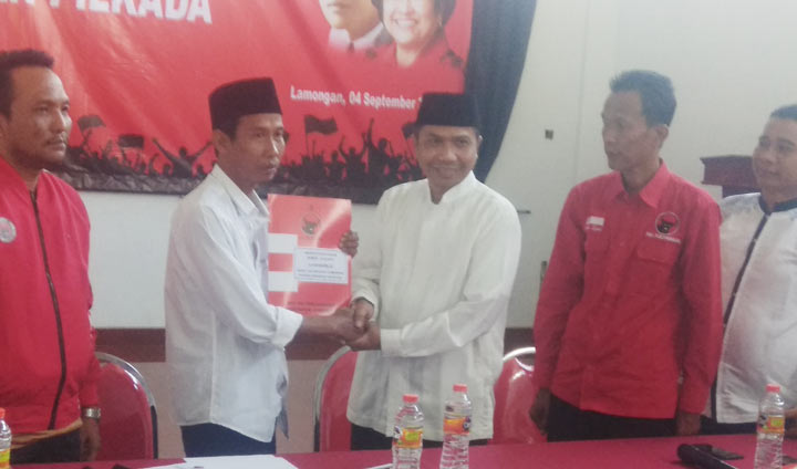 Kaharudin (tiga dari kiri) saat menerima formulir dari Sekretaris DPC PDIP disaksikan Ketua DPC Saim. 