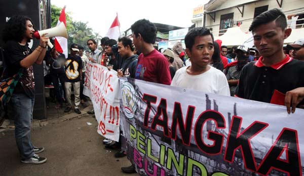 Massa yang meminta RJ Lino diproses KPK tertahan di gerbang masuk PN Jakarta Selatan, Selasa (26/1). foto: detik.com