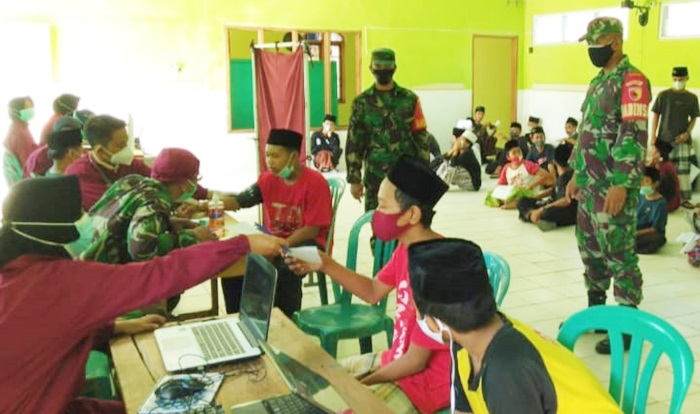 Anggota TNI dan Polri memantau pelaksanaan vaksinasi di Ponpes Darul Quran.