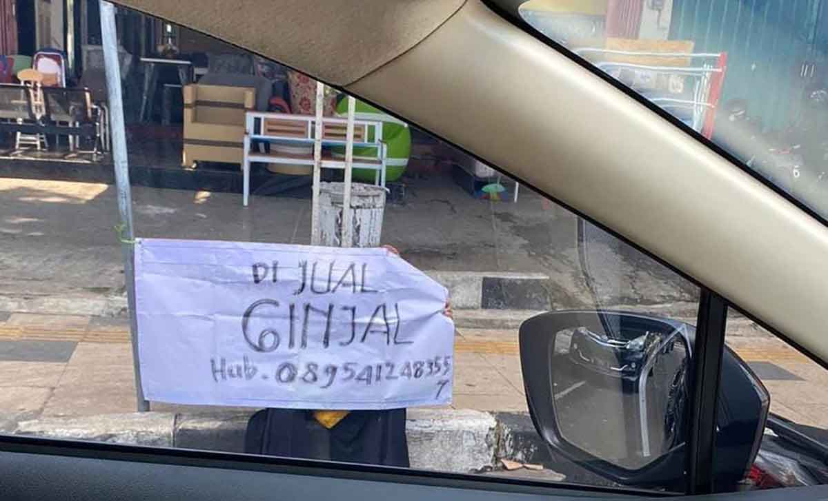 Seorang ibu membentangkan tulisan 