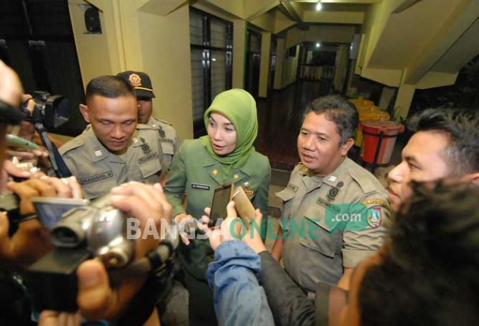 Sekda Jombang, Ita Triwibawati memberikan keterangan usai penggeledahan yang dilakukan oleh KPK di ruang kerjanya, kemarin (6/12). foto: RONY SUHARTOMO/ BANGSAONLINE