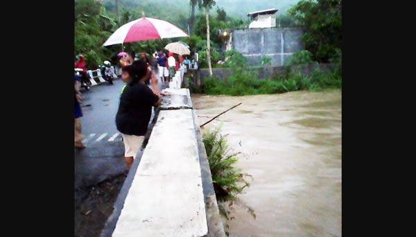 Sungai Bagong yang nyaris meluap. foto: herman/ BANGSAONLINE