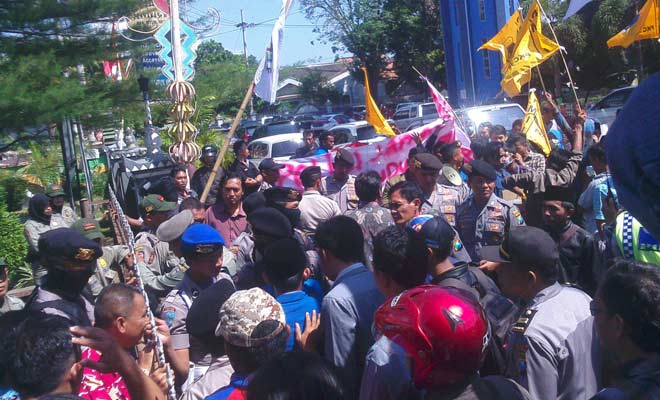 Puluhan Aktivis PMII Situbondo dikawal ketat Polisi saat demo di depan Pendopo Kabupaten. foto: MURSIDI/ BANGSAONLINE