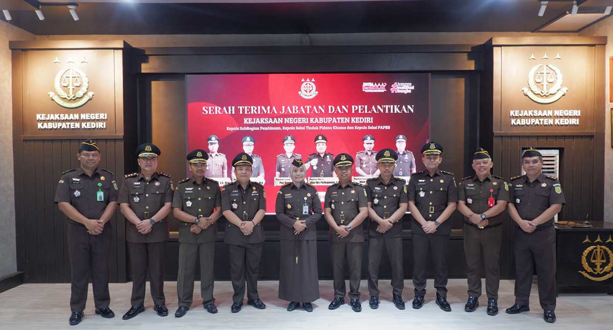 Kepala Kejari Kabupaten Kediri, Ismaya Hera Wardanie, bersama para pejabat baru dan lama. Foto: Ist
