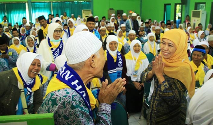 Gubernur Jatim, Khofifah Indar Parawansa menyapa Calon Jamaah Haji asal kabupaten Magetan. foto: ist