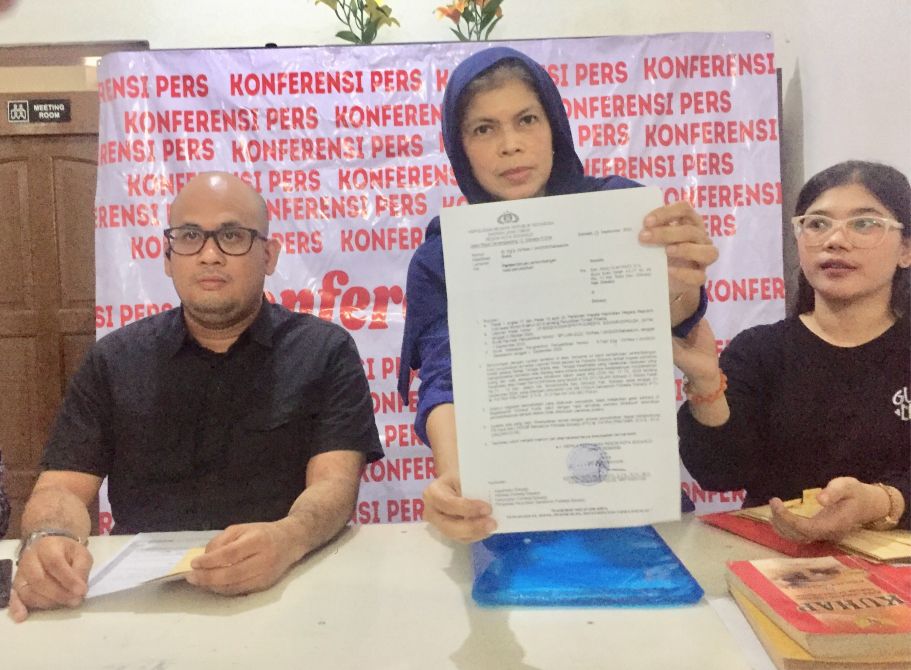 Ibu korban didampingi kuasa hukum saat menunjukkan surat SP3 yang dikeluarkan Polresta Sidoarjo