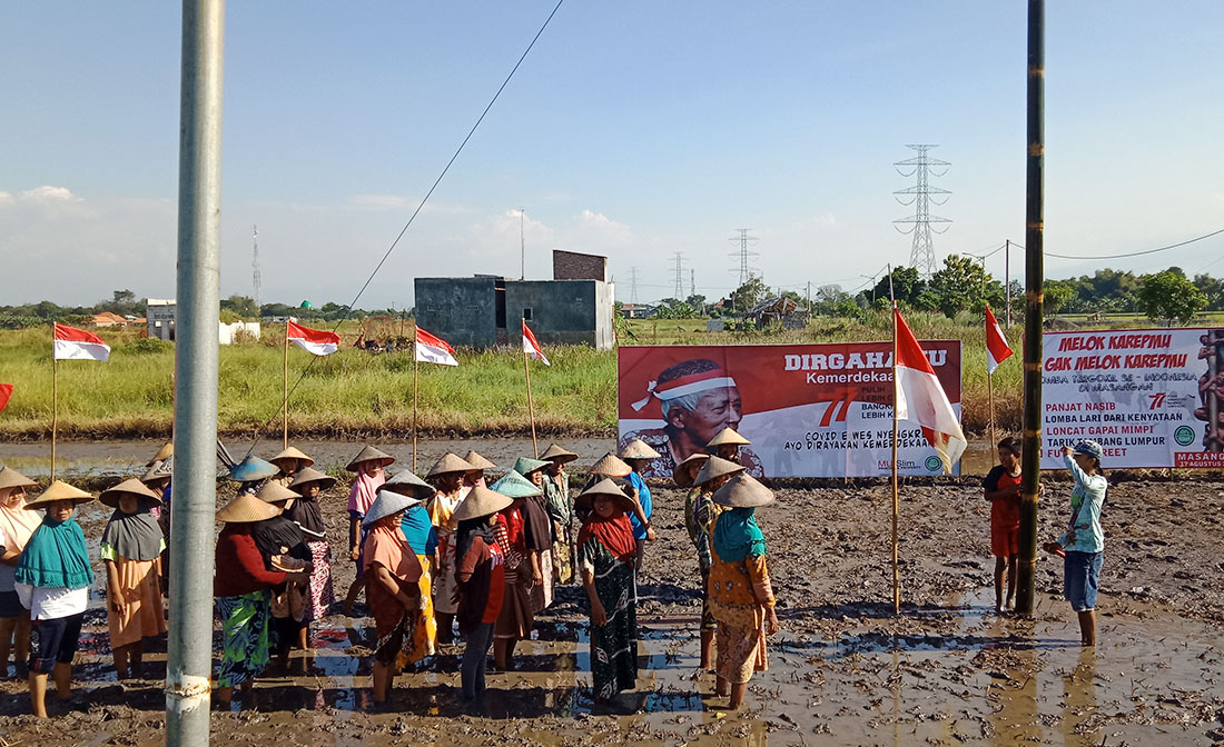 Suasana upacara di tengah sawah yang digelar petani Desa Masangan. Upacara itu dihadiri Ketua DPRD Pasuruan Sudiono Fauzan.