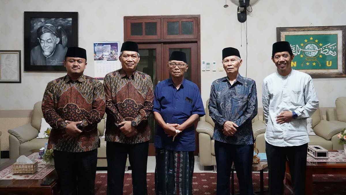 Ketua Ponpes Wali Barokah, KH Sunarto (nomor 2 dari kanan) dan jajaran, bersama Ketua Umum MUI, KH. Anwar Iskandar (tengah). Foto: Ist